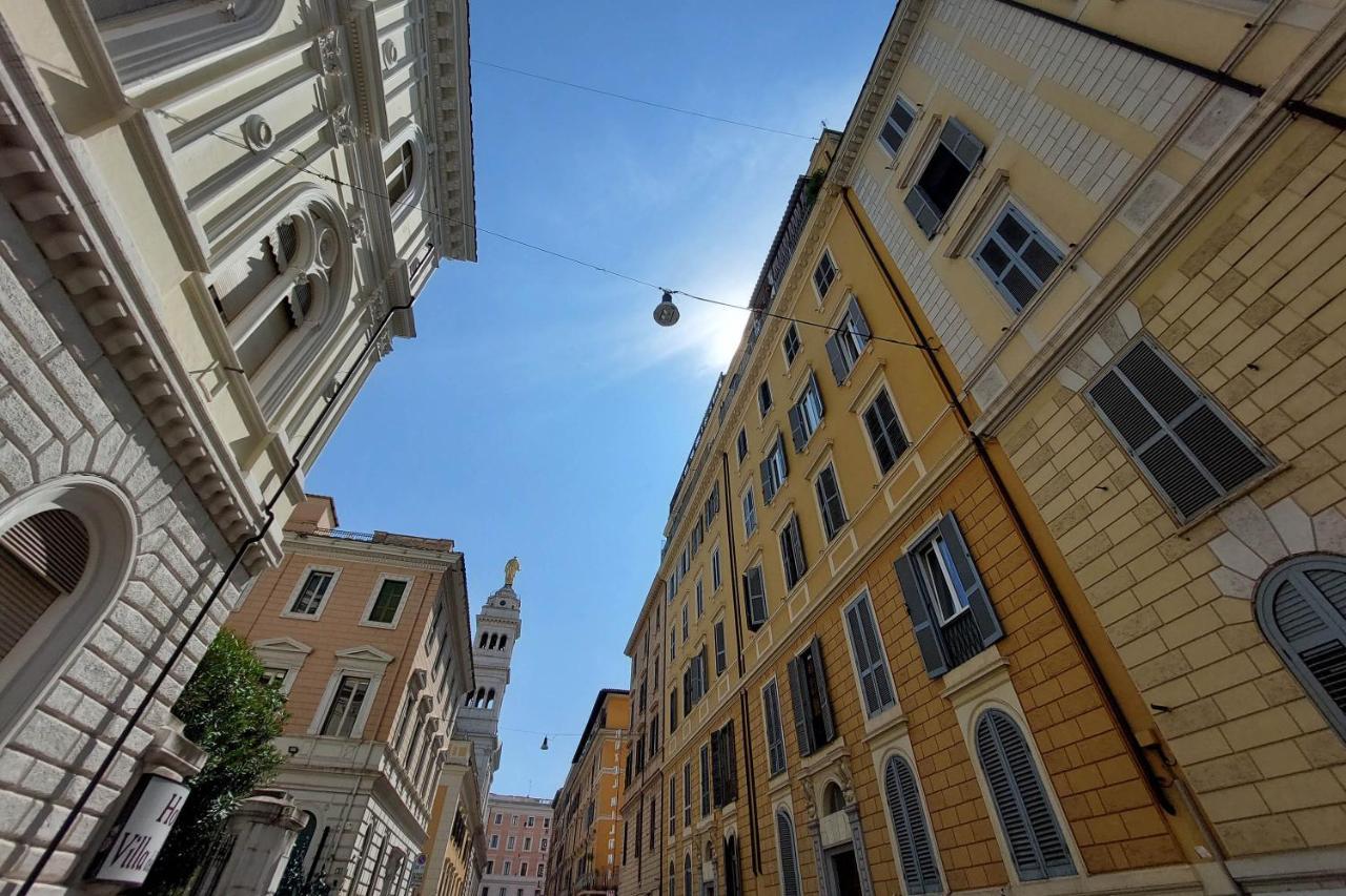 Piccola Piazza Della Liberta Rom