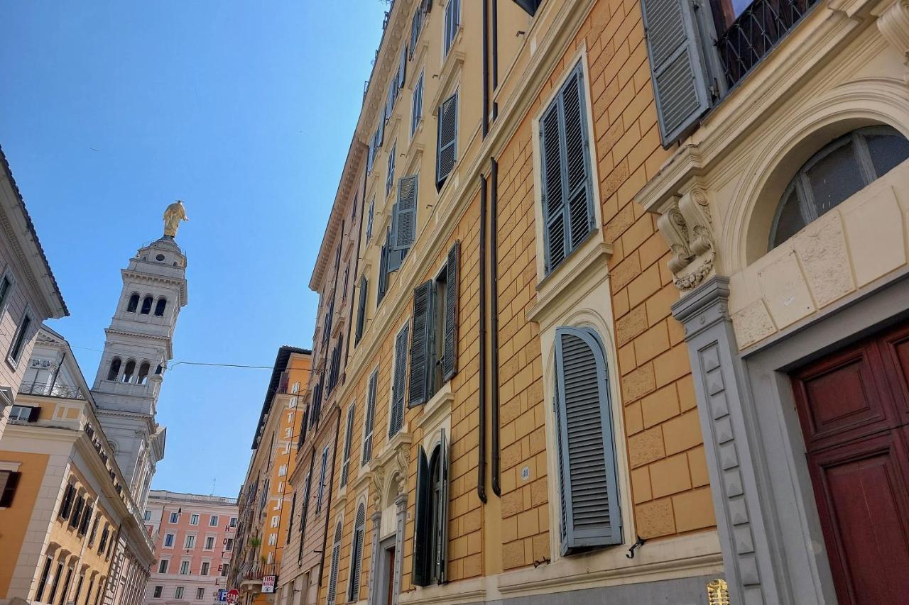 Piccola Piazza Della Liberta Rom